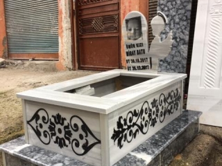 Desenli Çocuk Mezarı
